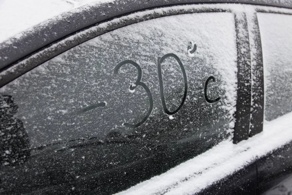 Napis Słowo 30C Śnieżnej Stronie Szyby Samochodu Zimą Bezpieczeństwo Jazdy — Zdjęcie stockowe