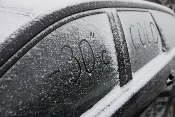 Napis Word Cold Ośnieżonej Szybie Bocznej Samochodu Zimą Bezpieczeństwo Jazdy — Zdjęcie stockowe