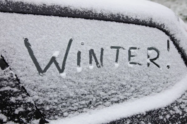 Napis Słowo Zimowa Śnieżnej Stronie Szyby Samochodu Zimą Bezpieczeństwo Jazdy — Zdjęcie stockowe