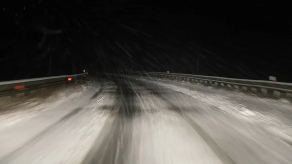 Şiddetli Kar Yağışı Kış Gecesinde Kar Fırtınası Karayolu Kenarında Giden — Stok fotoğraf