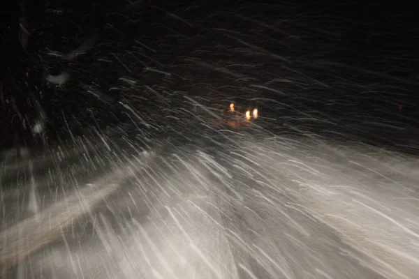 Duże Opady Śniegu Burza Śnieżna Zimowej Drodze Nocy Samochód Jadący — Zdjęcie stockowe