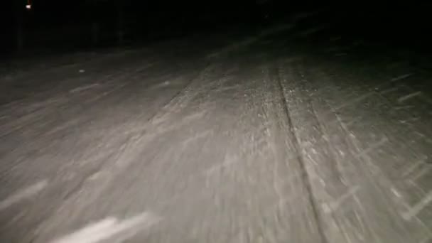 Kraftigt Snöfall Snöstorm Tom Vinterväg Natten Bil Som Kör Långsamt — Stockvideo