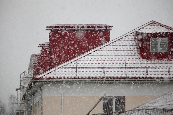 Zimowe Opady Śniegu Europie Płatki Śniegu Starym Domu Miejskim Pokrytym — Zdjęcie stockowe