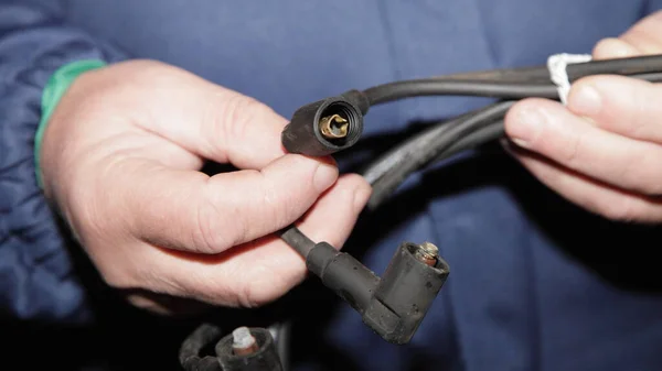 Eski Kullanılmış Yüksek Voltajlı Ateşleme Kabloları Tamircinin Ellerinde Kapatın Arabanın — Stok fotoğraf