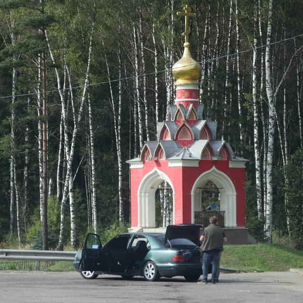 Auto Mit Touristen Menschen Der Nähe Der Roten Kapelle Auf — Stockfoto