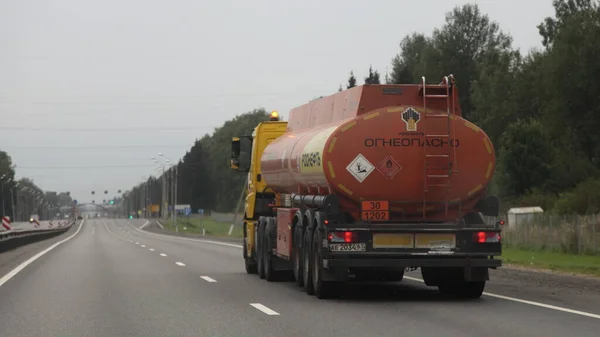 モスクワ地域 ロシア09 2020年 オレンジ半トラックAdrとディーゼル燃料タンカーRosneft 1202危険なクラスの標識夏の日に郊外の道路上のFlammableドライブ見通しでは リア側のビュー — ストック写真