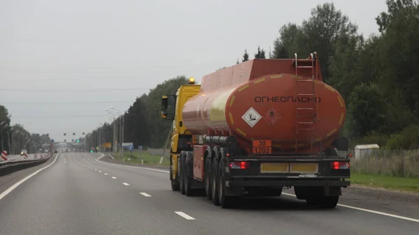 오렌지통에 클래스 사인이 트럭과 러시아 Flammable 여름날 도로에서 이동하는 사이드 — 스톡 사진