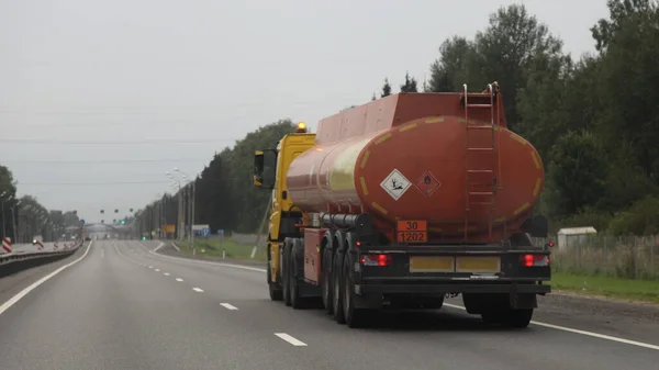 Stor Orange Semi Lastbil Tankfartyg Med 1202 Farliga Klass Tecken — Stockfoto