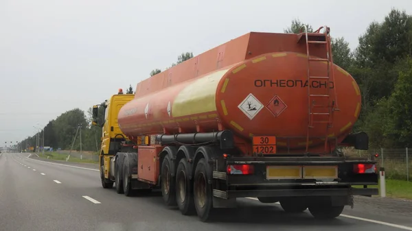 Treibstoff Lkw Mit Neuem Leuchtend Orangefarbenem Fass Mit 1202 Gefährlichem — Stockfoto