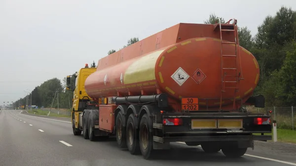 Gran Camión Cisterna Combustible Naranja Con 1202 Señal Clase Peligrosa — Foto de Stock