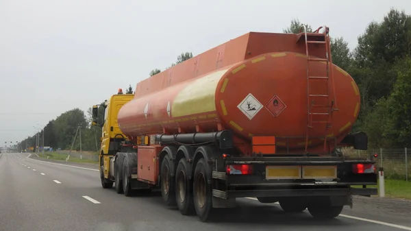 Moderner Orangefarbener Sattelschlepper Mit Leerem Gefahrgutschild Auf Dem Fass Bewegt — Stockfoto