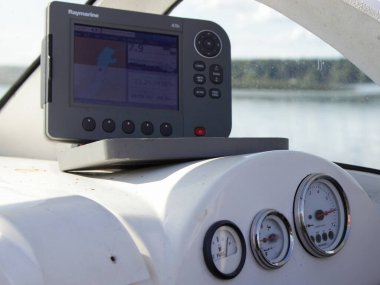 Volga Nehri, Tver Bölgesi, Rusya - 08 21 2020: Balıkçı teknesi kontrol göstergesi 6000 devir, orta trim ölçer, tam yakıt deposu ve Raymarine A70 karikatüründe 8 metre derinlik ölçer 