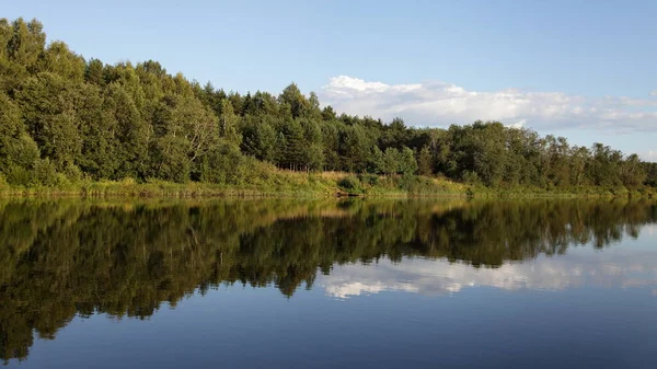 Piękny Brzeg Rzeki Wołgi Zielonym Lasem Błękitnym Niebie Białymi Chmurami — Zdjęcie stockowe