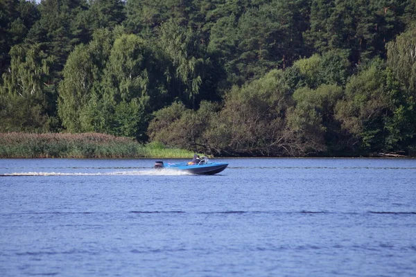 Синій Плавучий Моторний Човен Який Плаває Річковій Блакитній Воді Зелених — стокове фото