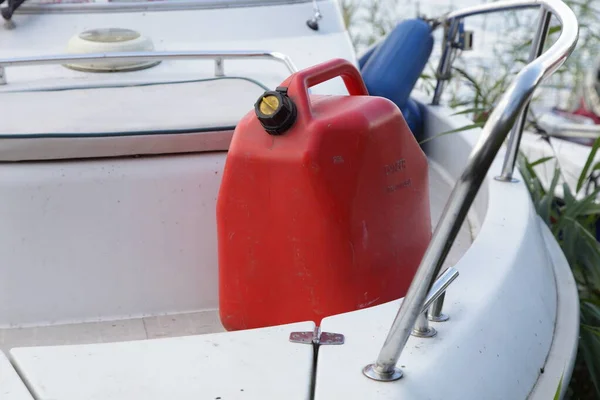 Litros Lata Vermelha Com Combustível Gasolina Convés Proa Barco Motor — Fotografia de Stock