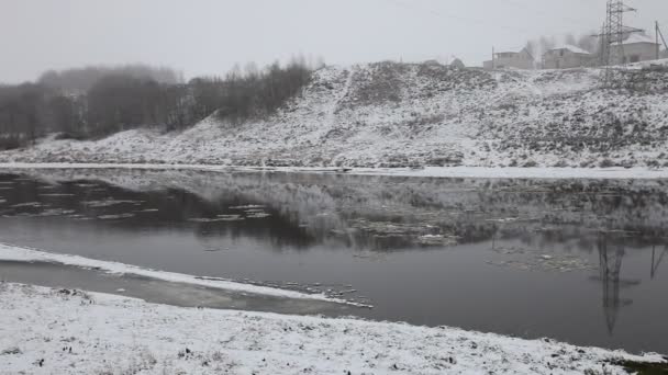 Schöne Ländliche Europäische Winter Flusslandschaft Mit Treibenden Eisschollen Auf Ruhigem — Stockvideo