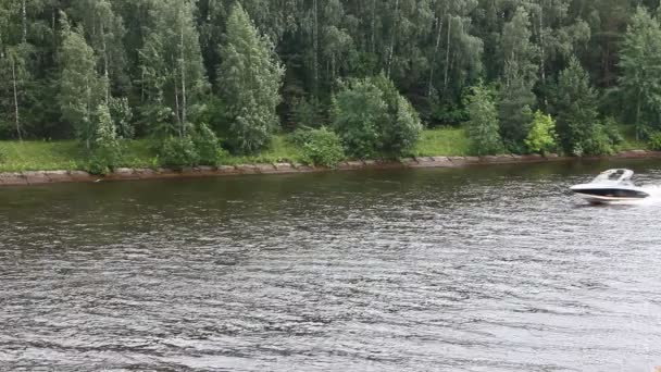Moscow Region Rusland 2019 Snelle Drijvende Open Motorboot Met Slepende — Stockvideo