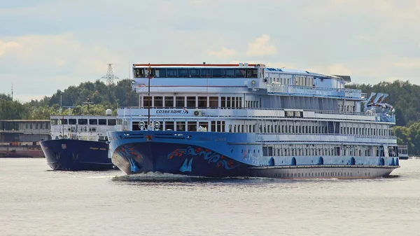 Moszkva Régió Oroszország 2019 Két Nagy Hajó Előrenyomul Négy Fedélzet — Stock Fotó