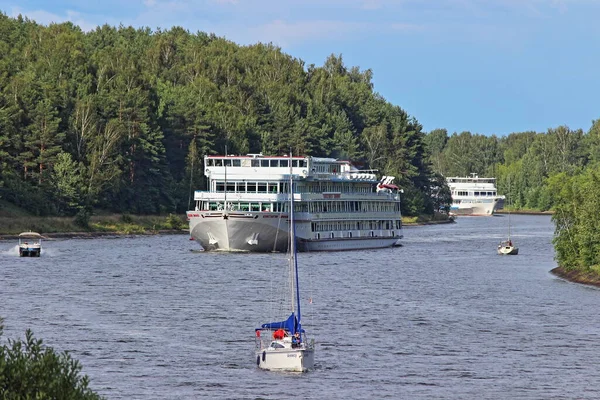 Regio Moskou Rusland 2019 Twee Toeristische Grote Passagiersschepen Zeiljachten Motorboot — Stockfoto