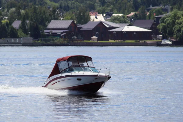 Schnell Schwimmendes Weißes Motorboot Mit Geschlossener Roter Markise Frontansicht Auf — Stockfoto