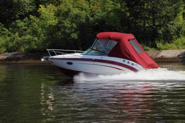 Schnelles Gleiten Rotes Zelt Bord Motorboot Seitenblick Auf Grüne Bäume — Stockfoto