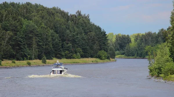 Yate Motor Cabina Blanca Sola Flotando Agua Del Canal Moscú — Foto de Stock