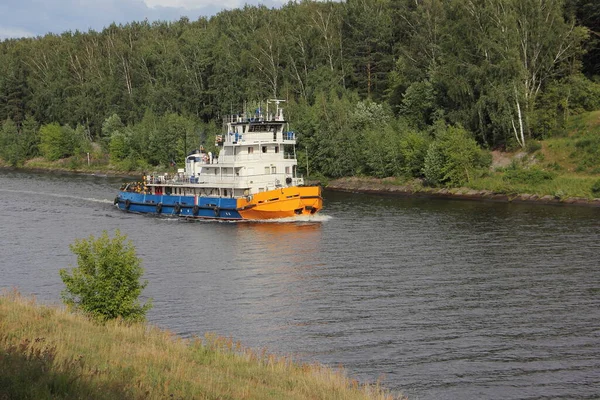 Красивий Старий Російський Однобуксирний Човен Плаває Воді Московського Каналу Лісовому — стокове фото