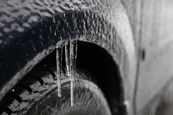 Guardabarros Cubierto Hielo Con Carámbanos Vista Neumáticos Nieve Tachonada Cerca — Foto de Stock