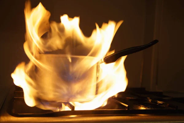 Alter Topf Auf Gasherd Flammen Mit Orangefarbener Großflamme Aus Nächster — Stockfoto