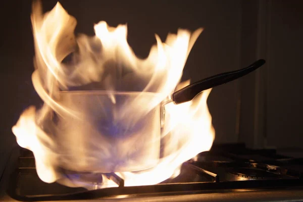Vieja Sartén Fuego Cocina Cocina Gas Vitrocerámica Con Naranja Gran —  Fotos de Stock