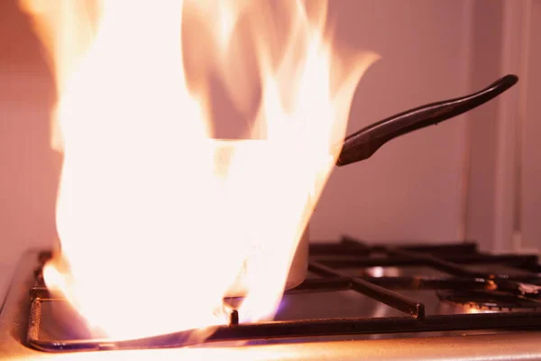 Großbrand Auf Küchengasherd Mit Altem Topf Flammen — Stockfoto