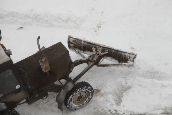 Old Soviet Wheeled Tractor Shovel Scraper External Equipment Removes Snow — Stock Photo, Image