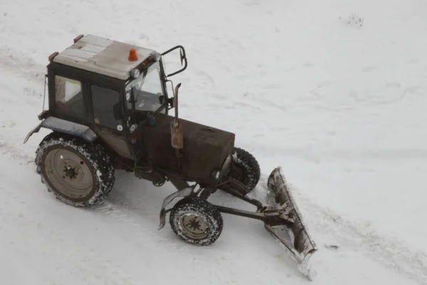 Eski Rus 4X4 Tekerlekli Traktör Bir Kürek Kazıyıcısı Ile Kış — Stok fotoğraf