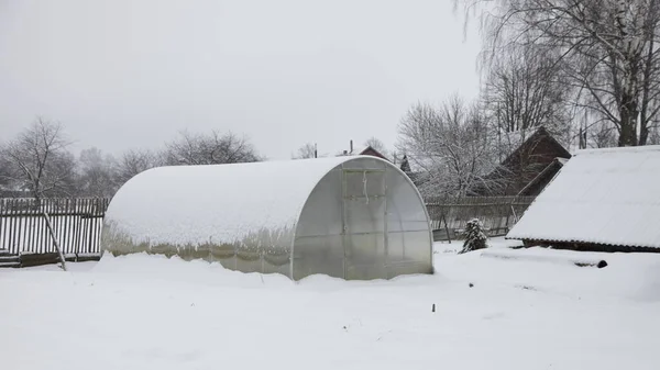 Σύγχρονη Ακρυλικό Polycarbonate Θερμοκήπιο Πλαίσιο Καμάρα Αλουμινίου Στην Αγροτική Πίσω — Φωτογραφία Αρχείου