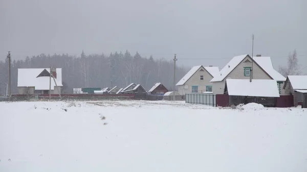 Сельское Заснеженное Поле Сельская Местность Белые Кирпичные Дома Зимний День — стоковое фото