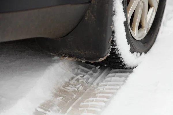 Autoradspur Auf Schneebedeckter Straße Matschklappe Und Spike Snow Reifen Aus — Stockfoto