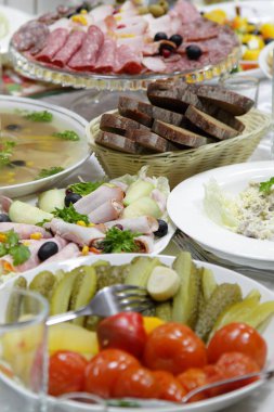 Salatalık turşusu, salatalık, jambon, dilimlenmiş siyah ekmek ve füme sosis restoranın masasında, Rus geleneksel bayramı yemekleri