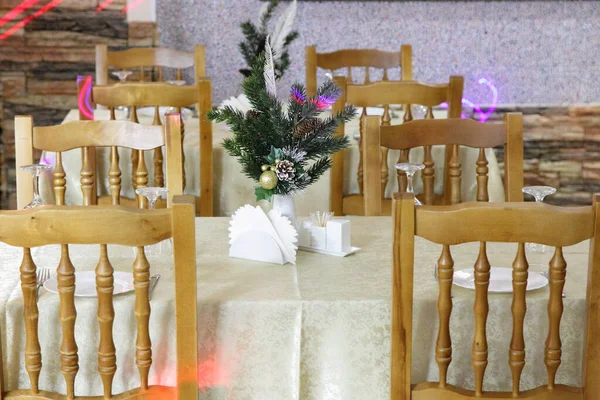 Europees Restaurant Winter Interieur Tafel Met Servetten Dennenboom Wit Tafelkleed — Stockfoto