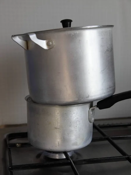 Δύο Τηγάνια Αλουμινίου Μαγειρεύονται Μαζί Στον Ίδιο Καυστήρα Ταυτόχρονα Μαγείρεμα — Φωτογραφία Αρχείου