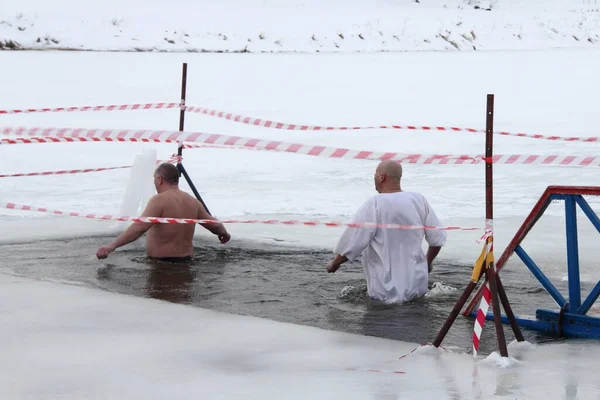 Зимовий Обряд Хрещення Два Росіяни Білій Сорочці Плавають Крижаній Воді — стокове фото