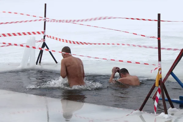 Зимовий Вид Плавання Два Європейця Які Плавають Крижаній Воді Бризками — стокове фото