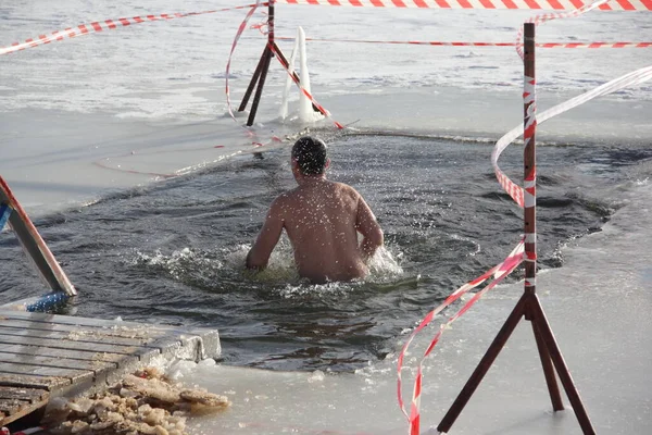 Sport Nuoto Sul Ghiaccio Invernale Uomo Del Caucaso Costume Bagno — Foto Stock