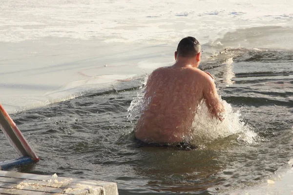 Téli Jégúszás Sport Egy Fehér Férfi Úszónadrágban Úszás Jégveremben Víz — Stock Fotó