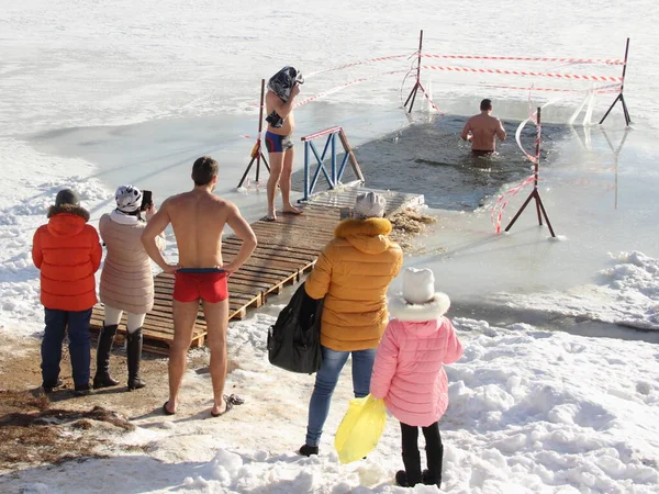 Olahraga Renang Musim Dingin Orang Eropa Berdiri Pantai Bersalju Dekat — Stok Foto