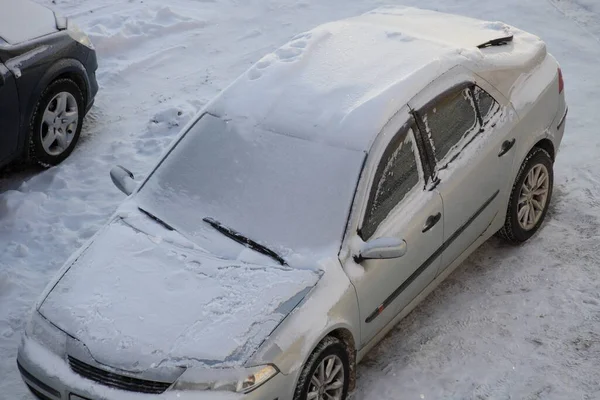 Pokryty Śniegiem Samochód Bliska Widok Przodu Śnieżny Parking Mroźny Zimowy — Zdjęcie stockowe