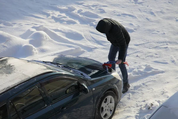 Förare Huva Jacka Borstar Snö Huven Bil Kall Vinterdag Ovanifrån — Stockfoto