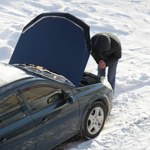 Kierowca Pobliżu Otwartego Maski Samochodu Zaśnieżonym Parkingu Uruchomienie Naprawa Zimnego — Zdjęcie stockowe