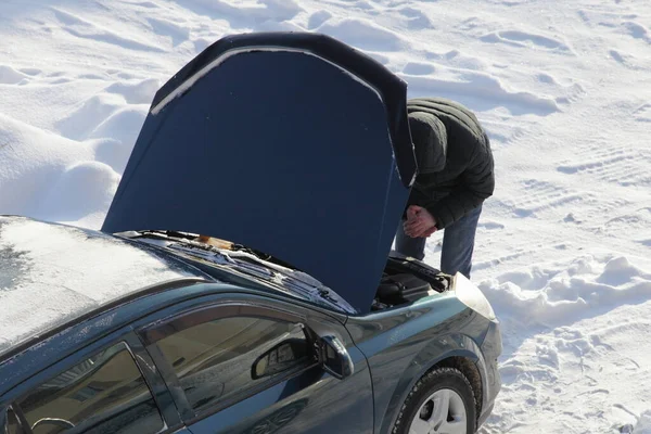 Kierowca Pod Otwartym Maską Samochodu Zaśnieżonym Parkingu Zimny Start Silnika — Zdjęcie stockowe