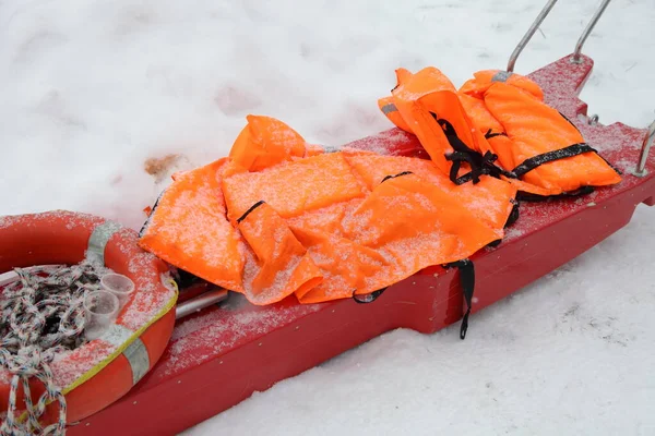 Rode Slee Met Oranje Veiligheidsjassen Reddingsring Witte Sneeuwachtergrond Bevroren Winterdag — Stockfoto