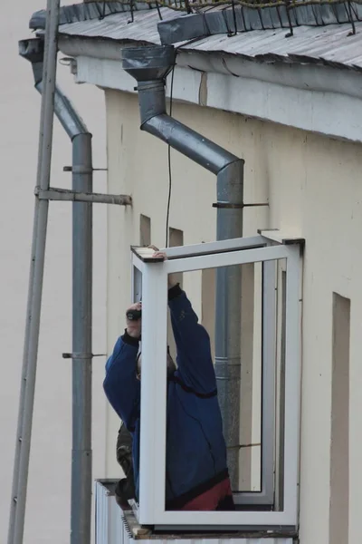 Trabajadores Rusos Instalan Acristalamiento Exterior Del Balcón Último Piso Antiguo — Foto de Stock